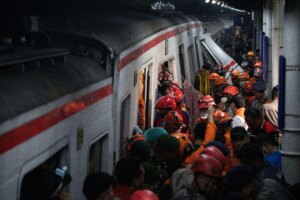 Al menos 14 muertos y más de 80 heridos en un choque entre dos trenes en Indonesia
