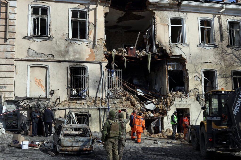 Al menos 15 muertos y casi un centenar de heridos en ataques rusos contra Kiev y otras dos ciudades ucranianas
