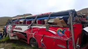 Al menos once muertos y 20 heridos en un accidente de autobús en zona andina de Ecuador – AlbertoNews