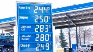 Alemania baja impuestos ante alza del combustible
