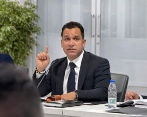 Alexander Granko Arteaga tapa el rostro de sus colegas y los llama a "acabar con el mundo"