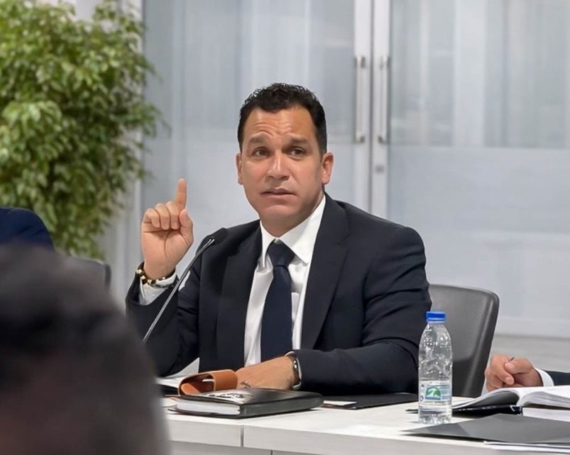 Alexander Granko Arteaga tapa el rostro de sus colegas y los llama a "acabar con el mundo"