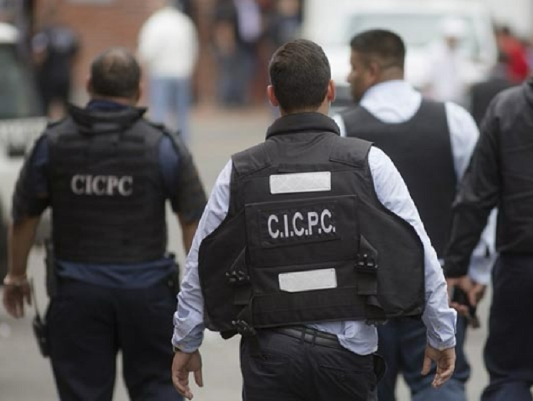 Allanan centro de apuestas clandestinas en línea