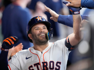 Altuve destaca por los Astros en los primeros juegos