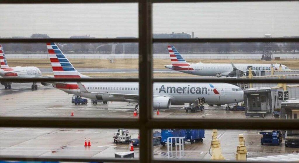 American Airlines niega interés en una fusión con United tras especulaciones