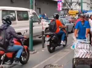 Anarquía vial en Caracas: Motorizados circulan por la acera con total impunidad en Catia (VIDEO)