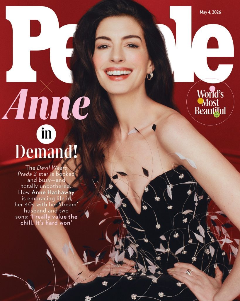 Anne Hathaway es reconocida por la revista People como la mujer más bella de 2026