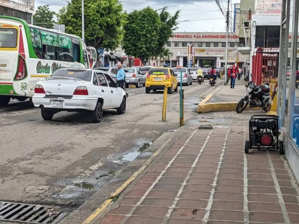 Apagones, lluvias y colas persisten en frontera