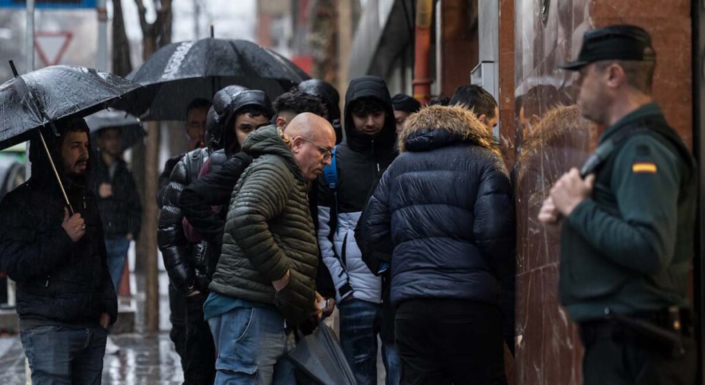 Arranca la regularización presencial para migrantes: cómo y dónde pedir la cita previa obligatoria