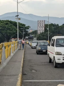 Arranca la semana en frontera con kilométrica cola hacia Colombia
