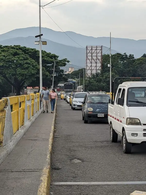 Arranca la semana en frontera con kilométrica cola hacia Colombia