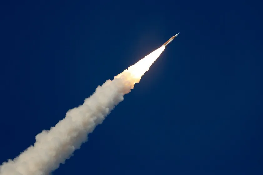 Artemis II despega con éxito y la humanidad vuelve rumbo a la Luna tras más de 50 años