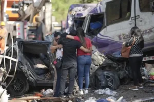 Ascienden a 19 los civiles muertos por el ataque con una bomba en la Vía Panamericana en Colombia