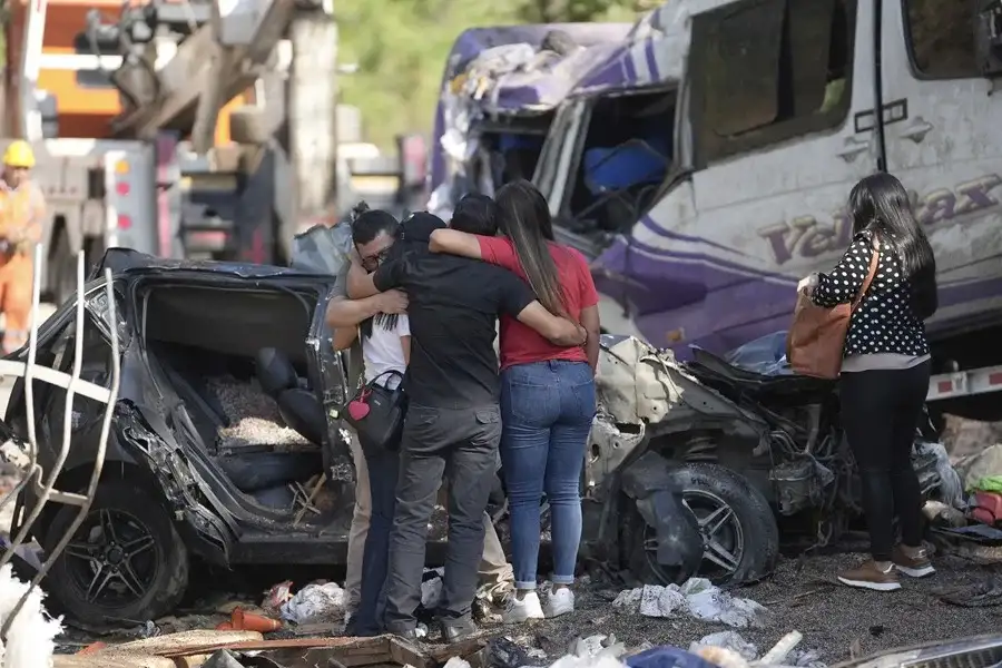 Ascienden a 19 los civiles muertos por el ataque con una bomba en la Vía Panamericana en Colombia