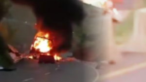 Así está la vía Panamericana por el atentado con camión incinerado en Santander de Quilichao: autoridades tratan de desactivar explosivos en el área