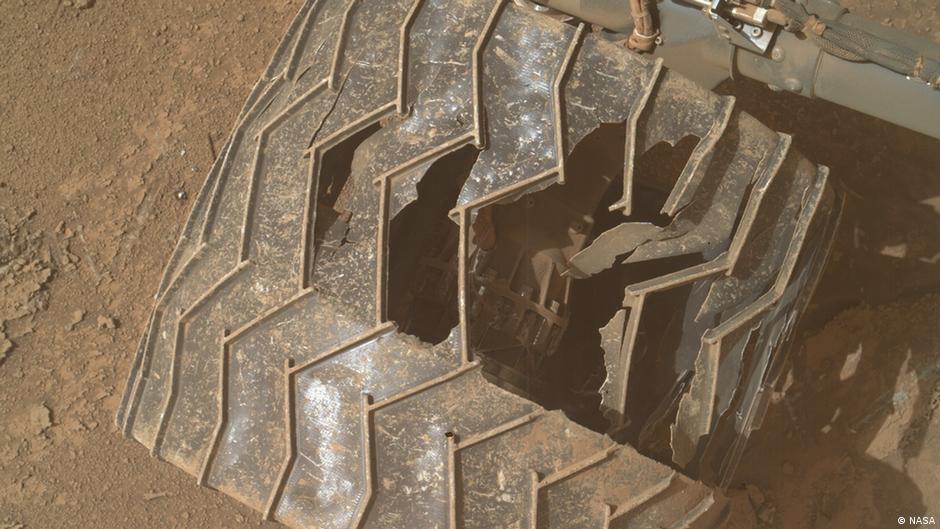 Así luce una rueda del róver Curiosity tras 14 años en Marte