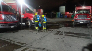 Ataque con explosivo en Pasto: bomberos controlan emergencia tras estallido que afectó infraestructura de Femsa Coca Cola y vehículos de carga