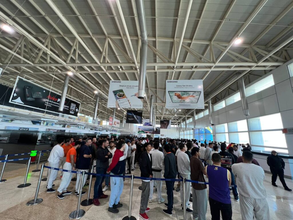 Aterrizó en Maiquetía otro vuelo con más de 260 migrantes deportados de EEUU