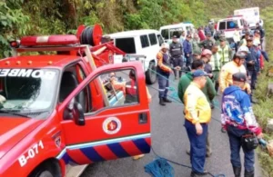 Autobús cae al río en el sector La Campana de la vía Barinas-Mérida