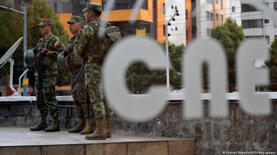 Autoridad electoral anula dos partidos opositores en Ecuador