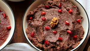 Avena horneada con cacao y frutos rojos: la receta del desayuno mas nutritivo que parece un postre