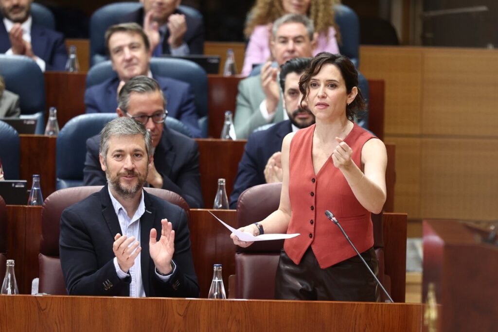 Ayuso acusa a Vox de tratar "como escoria" a los inmigrantes cada pleno "sembrando inquietud y culpabilidad"