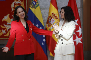 Ayuso impone la Medalla de Oro a María Corina Machado mientras «socialismo del siglo XXI está de guateque en Barcelona» – AlbertoNews