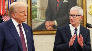 «Besar mi trasero»: Trump comenta el cambio de CEO en Apple elogiándose a sí mismo