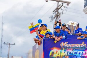 Bolívar recibió con ovación la Copa del Clásico Mundial de Béisbol 2026