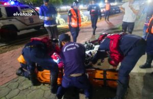 Bomberos utilizaron una cizalla para liberar a motorizado que impactó contra una cabilla en Lechería