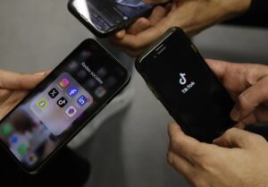 Bruselas acusa a Meta de no impedir el acceso a Facebook e Instagram a menores de 13 años