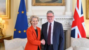 Bruselas y Londres firman el acuerdo formal que permitirá la vuelta de Reino Unido a Erasmus+ en 2027 | elperiodico.com