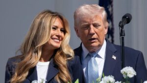CASO EPSTEIN | Epstein fue clave en el inicio de la relación entre Trump y Melania, según un programa de investigación italiano | elperiodico.com