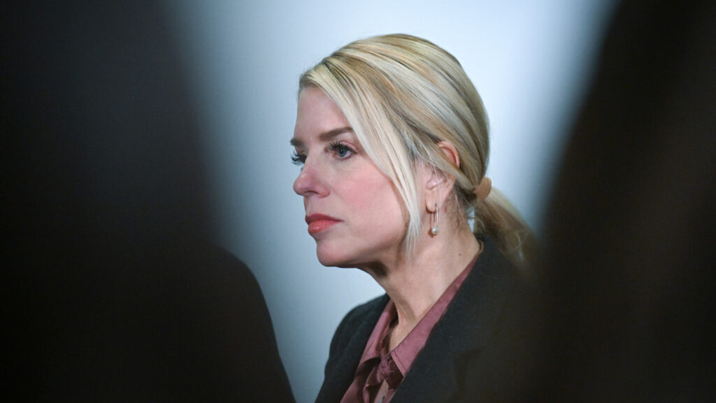CNN: Trump evalúa desplazar a Pam Bondi de la Fiscalía General