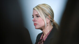 CNN: Trump evalúa desplazar a Pam Bondi de la Fiscalía General