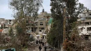 Israel confirma que un soldado israelí destruyó a martillazos un Jesucristo en el Líbano | elperiodico.com