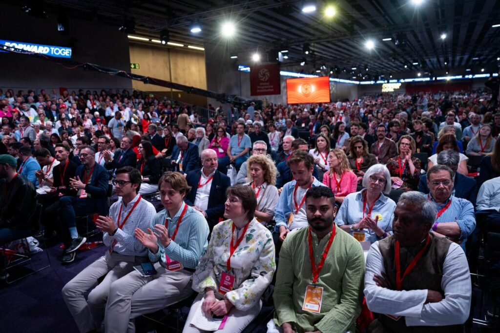 El público sigue el plenario del Global Progressive Mobilisation en Barcelona