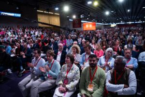 CUMBRE EN BARCELONA | Mamdani, Bernie Sanders, Hillary Clinton y Tim Walz piden en Barcelona unidad de las izquierdas para plantar cara a Trump | elperiodico.com