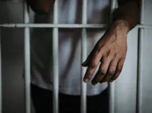 Cae microtraficante que ocultaba droga en el pañal de un bebé para burlar a la policía