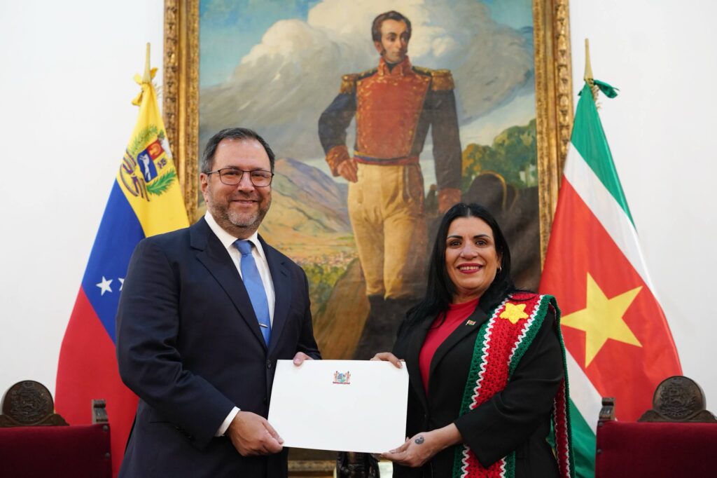 Canciller recibe Copias de Estilo de la embajadora de Surinam