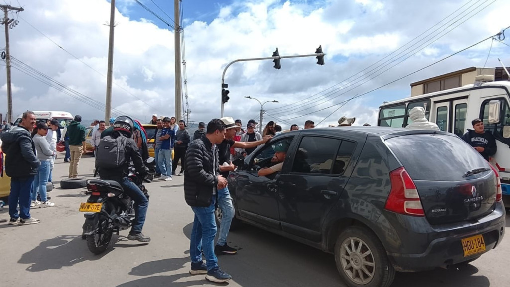 Caos en Tunja por protesta de taxistas: 13 bloqueos paralizaron la ciudad tras operativo y desataron crisis por reclamo contra Uber y Didi