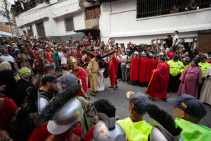 Caraqueños celebraron 40 años de tradición del viacrucis en el barrio más grande de Venezuela (FOTOS)