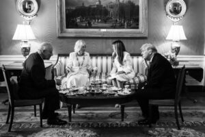 Carlos III regala a Trump una réplica de los planos del escritorio del Despacho Oval – AlbertoNews