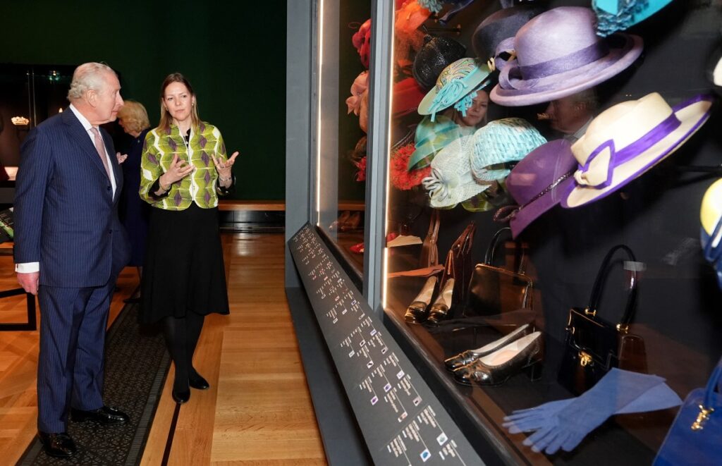 Carlos III rinde homenaje a la fallecida reina Isabel en el centenario de su nacimiento - AlbertoNews