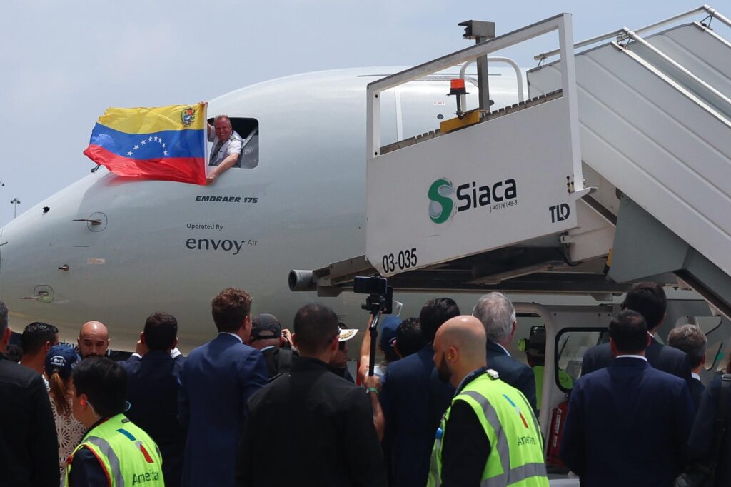 Casa Blanca vinculó reinicio de conexión aérea hacia Venezuela con la "Operación Resolución Absoluta"