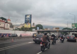 Tarima chavista en Plaza Venezuela causó una COLA de motos en la autopista Francisco Fajardo