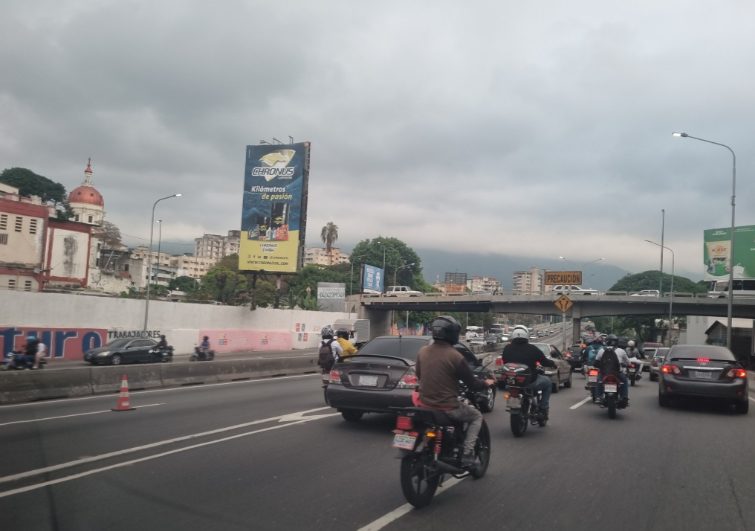 Chavismo instaló tarima en Autopista Francisco Fajardo y colapsó el tránsito este #30Abr (VIDEO)