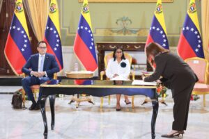 Chevron y Pdvsa firmaron acuerdo en Miraflores para impulsar la producción petrolera de Venezuela