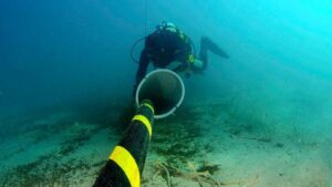 China presume de un nuevo sistema para cortar cables submarinos de internet a 3.500 metros de profundidad