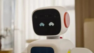 China ya está probando un robot humanoide en 300 hogares que puede doblar la ropa y recoger la cocina